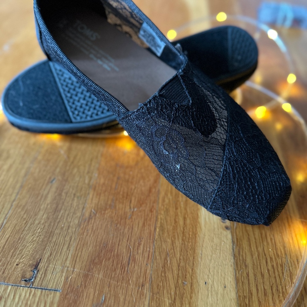 Toms Black Lace Flats Elegant Slip-On Loafers